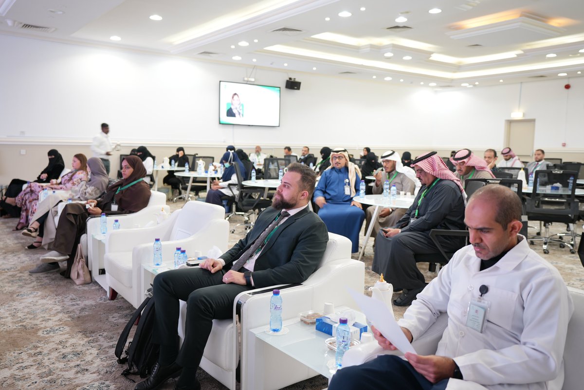 hailhealth's tweet photo. مدير عام فرع وزارة الصحة بمنطقة #حائل أ. سلطان بن ناصر المسيعيد وبحضور قائد تخصص الجلدية بوزارة الصحة د. مايسه طارق عشماوي ونائب الرئيس التنفيذي لتجمع حائل الصحي للخدمات الطبية د. سالم بن فهد الرديعان يدشن البرنامج التدريبي للرعاية المنزلية لمرضى انحلال الجلد الفقاعي والذي تنظمه وكالة الوزارة للخدمات العلاجية بقاعة مركز الأمير عبدالعزيز بن سعد للمؤتمرات بمستشفى شراف.
#صحة_حائل