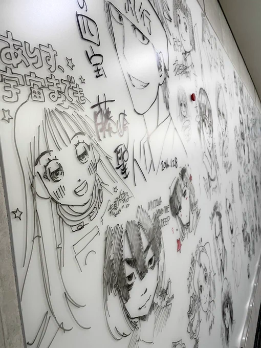 編集部の廊下のやつ😆🎶 