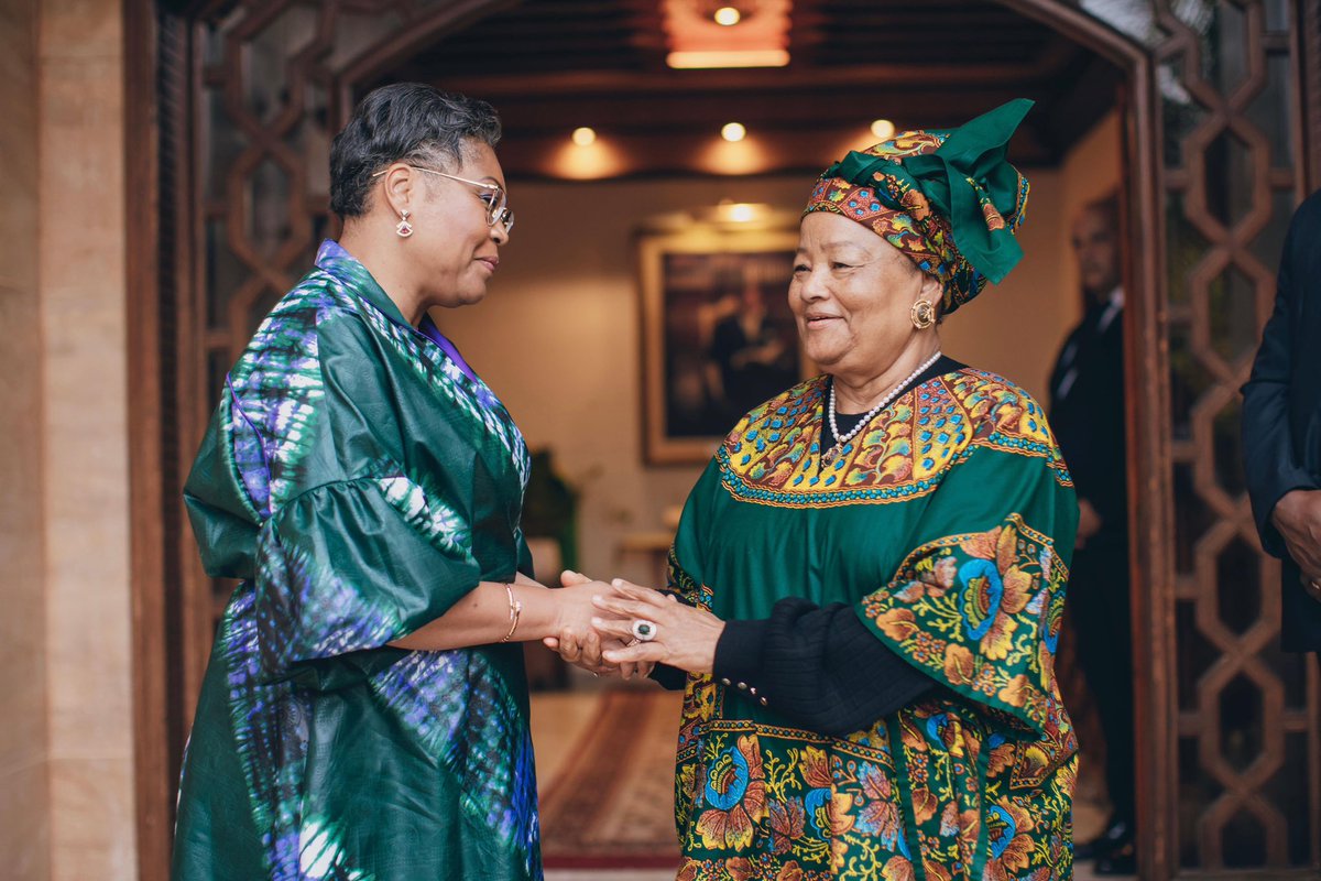 SuminwaJudith's tweet photo. Maman Bobi Ladawa, une femme qui incarne une part essentielle de notre histoire. Ce moment a été bien plus qu’un échange. Avec beaucoup de tendresse, elle m’a partagé des conseils empreints de sagesse et une vision inspirante du rôle des femmes dans la société.

Ses paroles, pleines d’affection et de clairvoyance, m’ont profondément touchée. Elle a renforcé ma conviction que l’amour de notre pays et l’engagement des femmes peuvent réellement transformer les choses.

Je repars avec un cœur empli de gratitude et d’inspiration.

#Héritage #RDC