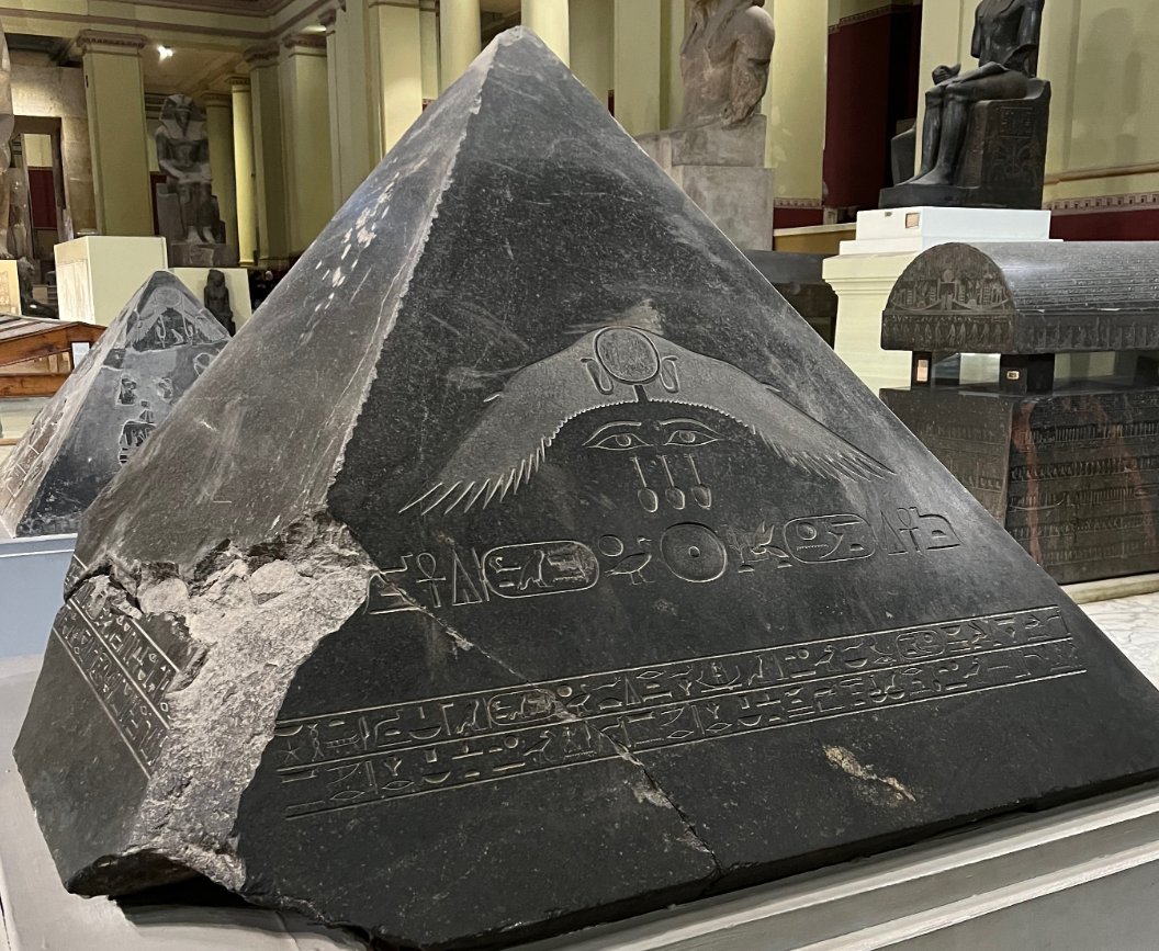 古代エジプトの創世神話では、世界は「ベンベン石」と呼ばれる岩から