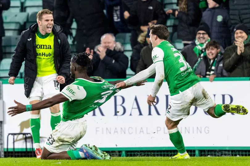 Football_Scot's tweet photo. ⚽ Hibs 2-2 Aberdeen 90'+2 
⚽ Hibs 2-3 Aberdeen 90'+5
⚽ Hibs 3-3 Aberdeen 90'+6

David Gray lost for words as Hibs salvage point against Aberdeen after astonishing ending 🤯

📎 https://t.co/1P8vyyCnx7 https://t.co/aKyQXiOePF