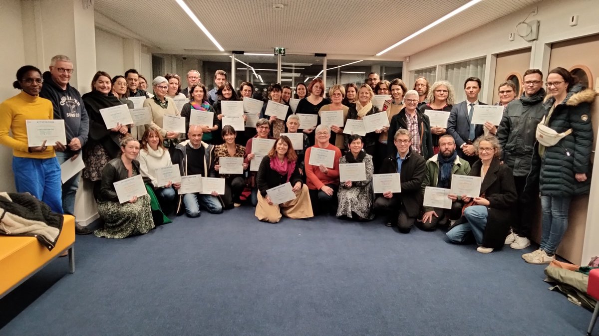 Cérémonie | 43 écoles publiques des Côtes-d'Armor ont été labellisées "Éducation artistique et culturelle" et "École en Démarche globale de Développement Durable" 📜 
➡ Ces actions attestent de l'engagement de tous dans les actions artistiques et écologiques