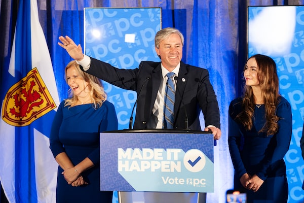 DatosAme24's tweet photo. 🇨🇦#Canada - Conservadores arrasan en las elecciones de Nueva Escocia, ganan 42 de 55 escaños.

🔵PC - 52.8% (42) 
🔴LIB - 23% (3)
🟠NDP - 22.2% (9)
⚪Ind - 1.2% (1) https://t.co/flnpV0SxA5