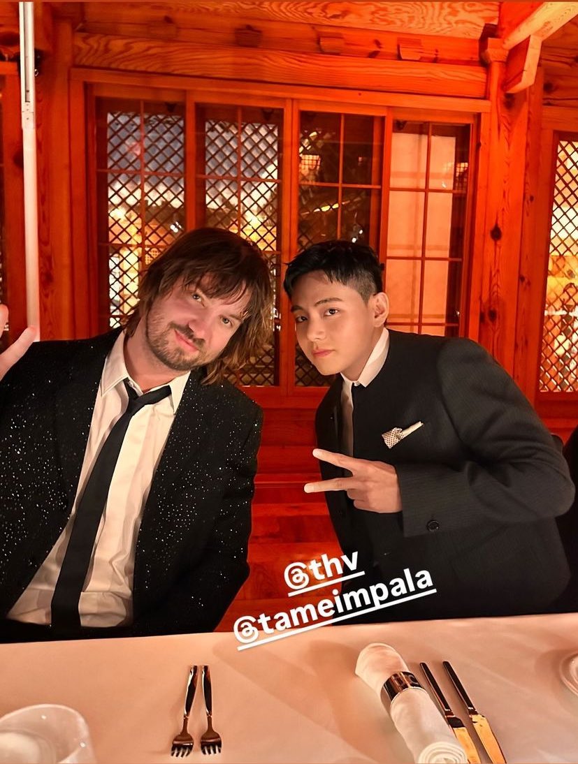 RiseOnBangtanAr's tweet image. 📸 &amp;gt;&amp;gt; Peter Utz, director de eventos y alta costura de Celine, compartió en Instagram una foto de #V y Tame Impala.

#BTS #방탄소년단 @BTS_twt @bts_bighit
