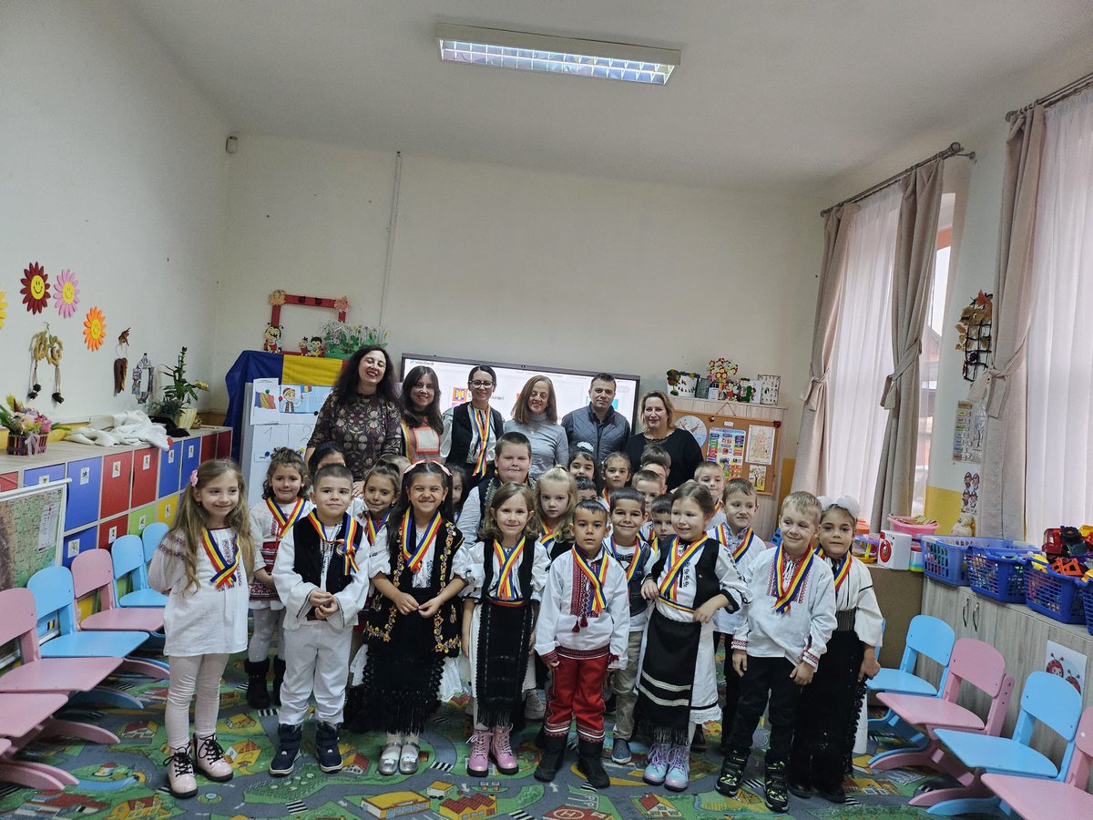 eoi_pontevedra's tweet photo. A #observa_accion co @CfrdePontevedra no Liceul Teoretico Gheorghe Lazar #Romanía hoxe levounos ás aulas de secundaria e infantil. Puidemos comprobar o emprego dos paneis dixitais e como se integran as actividades lúdicas na aprendizaxe dos máis cativxs 👩🎓🧑🎓 https://t.co/HxQN0NWtvC