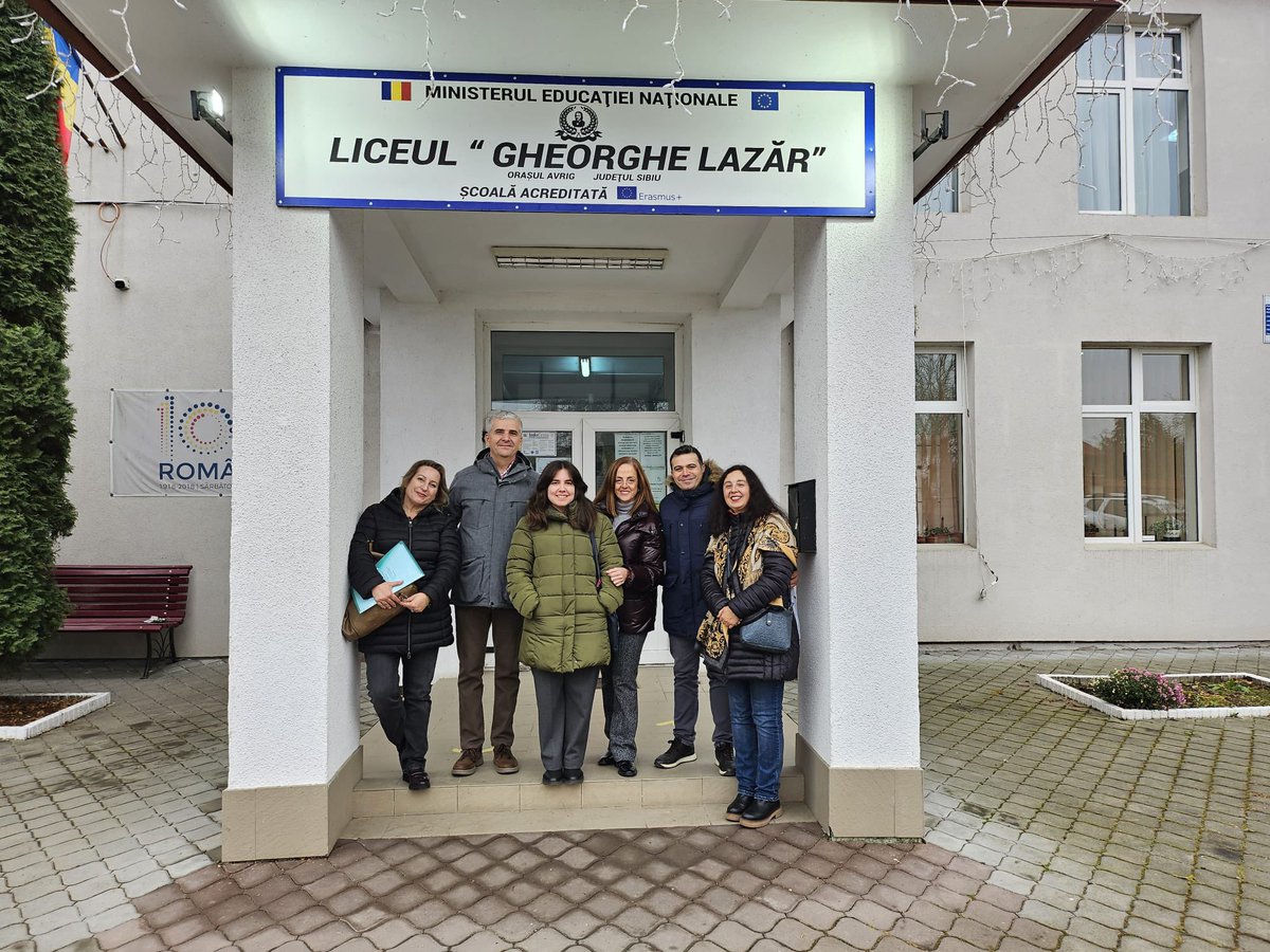 eoi_pontevedra's tweet photo. A #observa_accion co @CfrdePontevedra no Liceul Teoretico Gheorghe Lazar #Romanía hoxe levounos ás aulas de secundaria e infantil. Puidemos comprobar o emprego dos paneis dixitais e como se integran as actividades lúdicas na aprendizaxe dos máis cativxs 👩🎓🧑🎓 https://t.co/HxQN0NWtvC