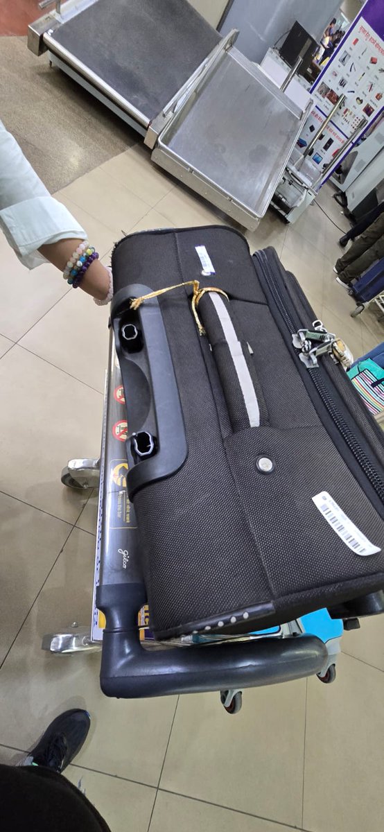 sidahya's tweet photo. @IndiGo6E PNR FUCJSC
1 bag handle broken
1 bag wheel broken and entire area to lift bag broken blue green bag with cover
1 small green and blue bag where you pick the bag that is broken
another black bag small pocket broken and things were not there in the bag
AWAITING REVERT been a month https://t.co/aArvnNrFnE