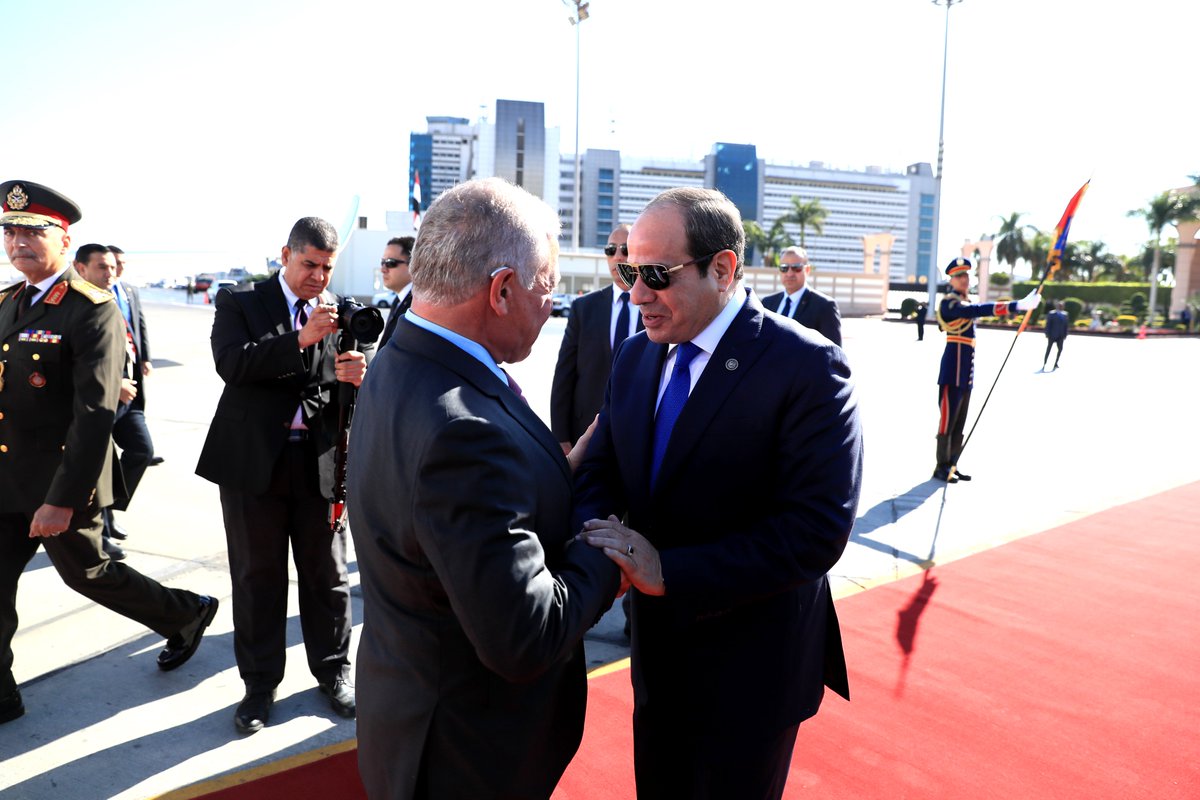 الرئيس المصري عبدالفتاح السيسي في استقبال جلالة الملك عبدالله الثاني في مطار القاهرة الدولي #الأردن #مصر 

His Majesty King Abdullah II is received by #Egypt President Abdel Fattah Al Sisi at Cairo International Airport
#Jordan