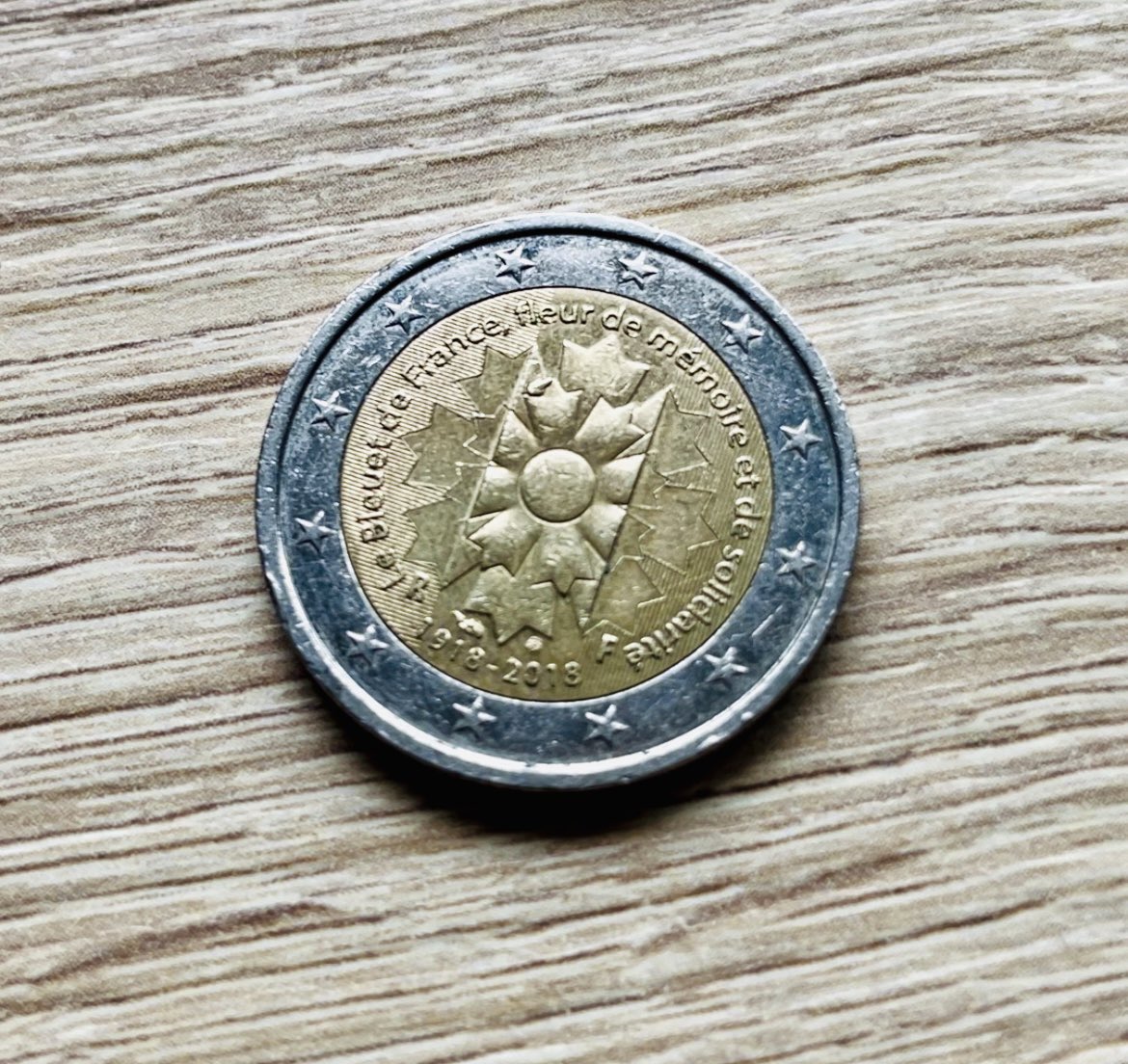 Je découvre une pièce de 2€ à l’effigie du Bleuet de France 🔵🇫🇷
