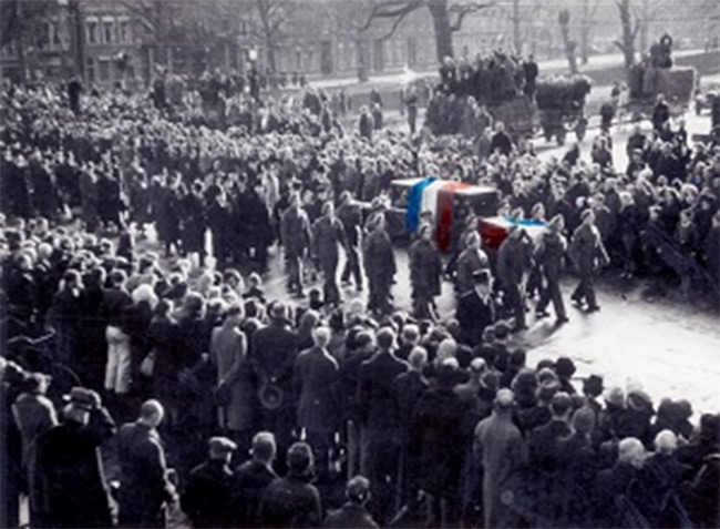 Vandaag 79 jaar geleden, op 27 november 1945, werd Hannie Schaft herbegraven op de Eerebegraafplaats Bloemendaal, niet ver van de plaats waar ze doodgeschoten was. Zij is de enige vrouw die hier ligt. De overige 371 slachtoffers zijn allen man. #hannieschaft #vrouweninverzet