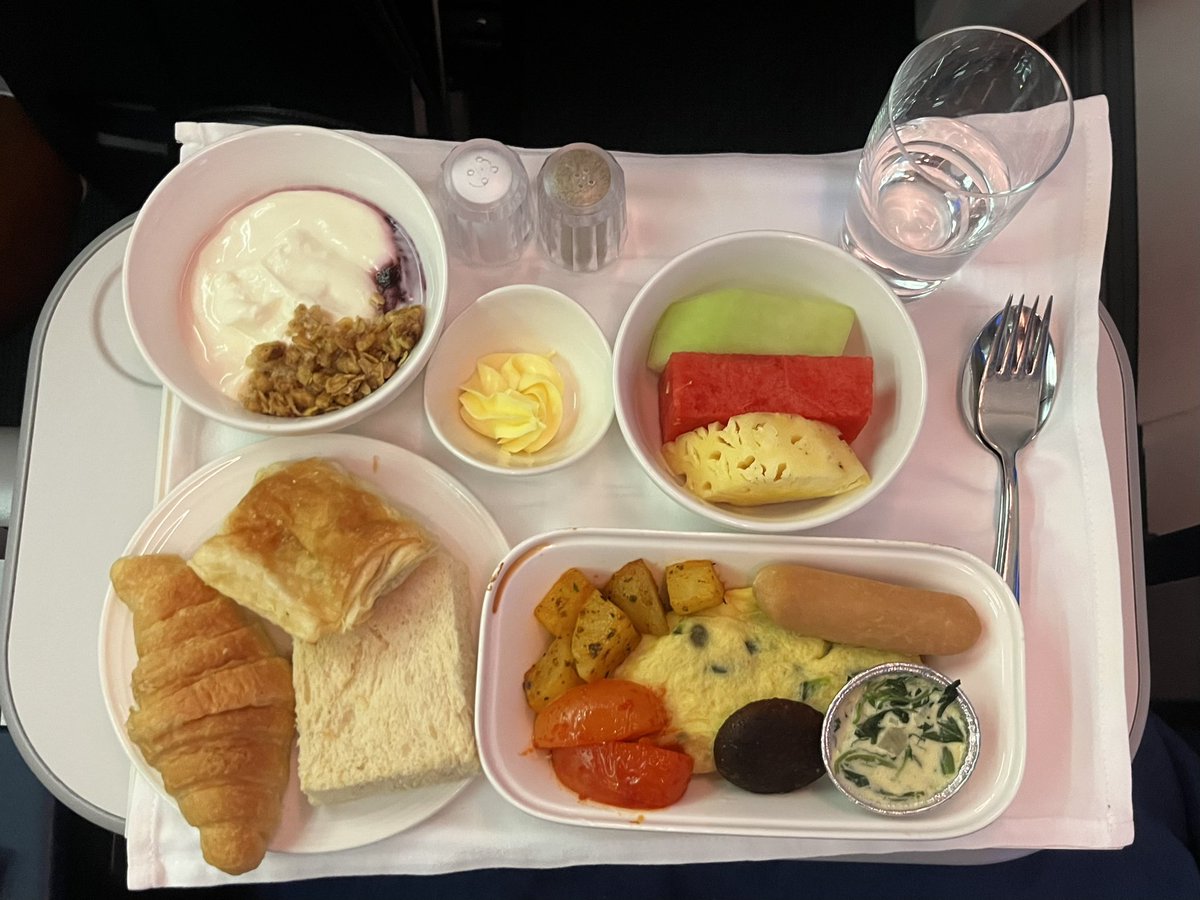 raihanahred1's tweet photo. Mengembara dari masa ke semasa, menikmati pemandangan yang indah dan menerima layanan yang baik. Rasa bersyukur dengan peluang melakukan sesuatu yang tidak semua dapat merasa ❤️

#MalaysiaAirlines #pemandangan #Hobi #Journspirasi #DigitalJournalism 
@JRN500 https://t.co/o0RT9zNXDg
