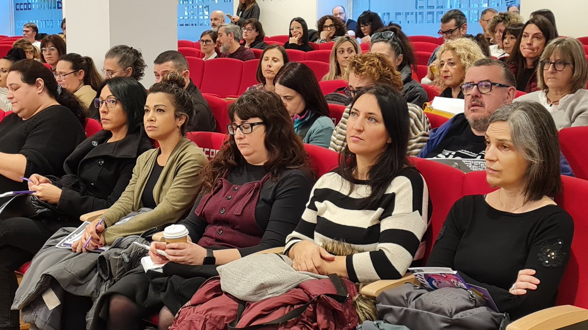 Laia Baltiérrez, coordinadora dels PIAD de <a href="/bcn_ajuntament/">Ajuntament de Barcelona</a>, fa la primera ponència en què situa els marcs conceptuals de la violència masclista, els diferents tipus de violències que existeixen i la legislació que regula aquesta matèria