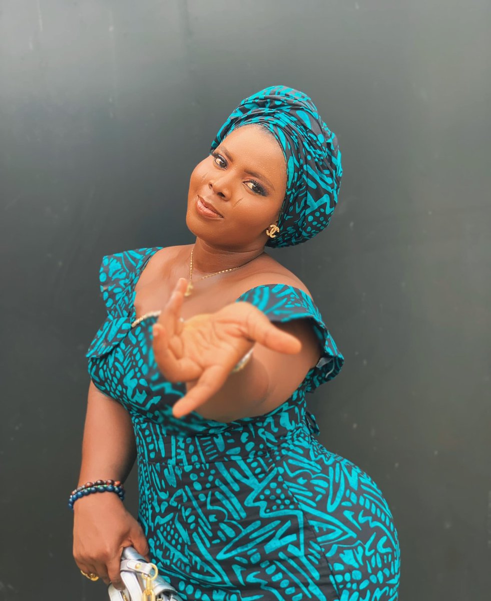 Aṣọ Iyì
Ìfẹ́ la fẹ́ ifá là fi fi ifá jọba lókè ọ̀dàn
Ìfẹ́ la fẹ́ ọ̀pẹ̀lẹ̀ là fi fi ọ̀pẹ̀lẹ̀ jọba lókè ọ̀dàn
Ǹjẹ́ Kínni ifá fi fẹ́tù?
Gbogbo ara l'Ọ̀pẹ̀lẹ̀ fi fẹ́tù! Gbogbo ara.
T'ọmọdé, T'àgbà; ẹ máa daṣọ Iyì bò mi
Olùlànà kó lànà Ire kò mí
Àṣẹ ire o