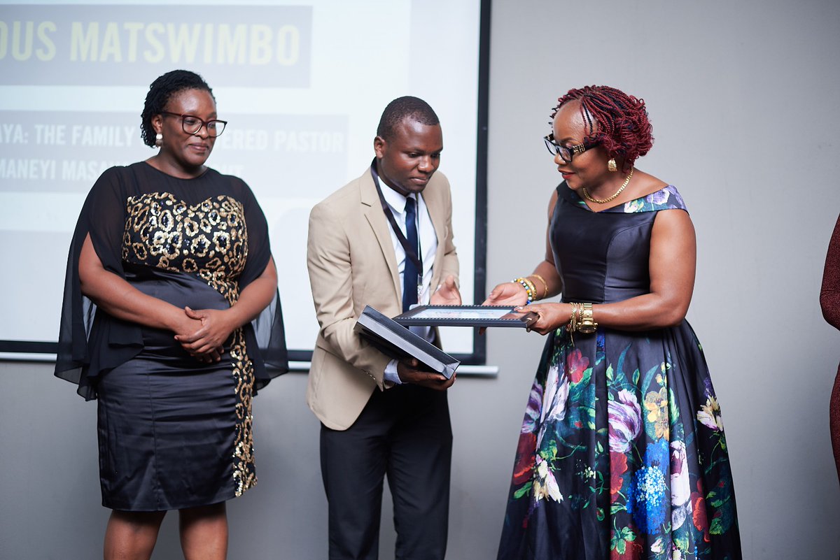 MaMlangeni2's tweet photo. Ending the year as an award winning journalist😊 thank you @amnesty_zim for recognizing my work #award #humanrights https://t.co/rk8vzLetd5