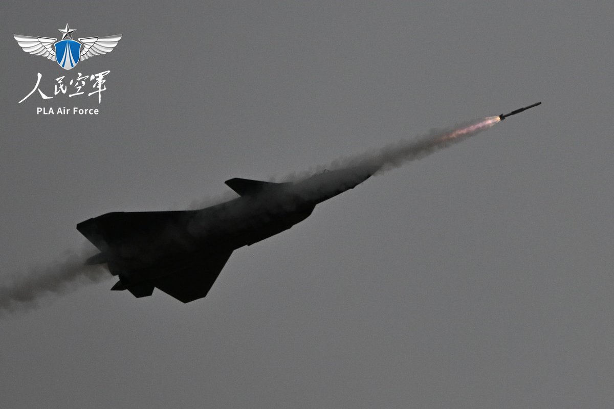 Roberto_yeager's tweet photo. Es la primera vez que veo a un #Chengdu J-20 lanzar un misil PL-10 #J20 #J20A #MightyDragon #PL10 #Missile https://t.co/N7PBxLKXsM