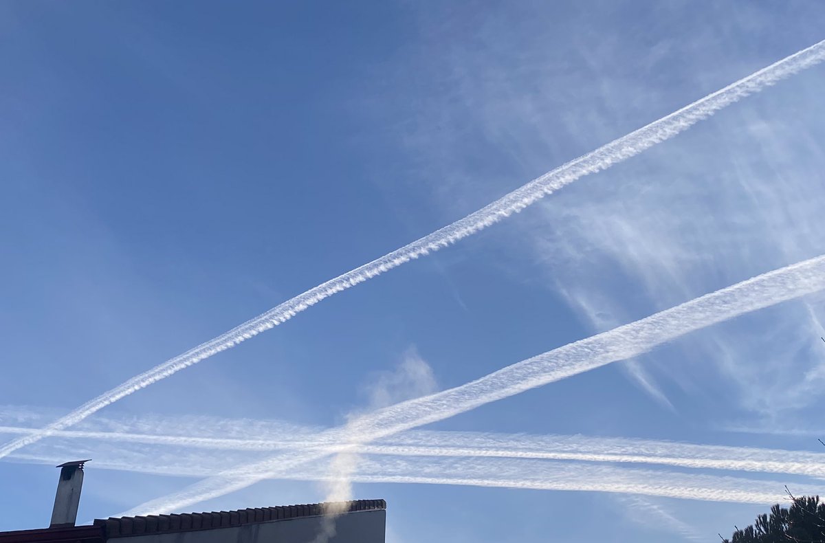 tri33s's tweet photo. Madrid 27 noviembre 2024, siguen llenando el cielo de químicos el gobierno genocida globalista de Sánchez https://t.co/qDNS5ANQeU