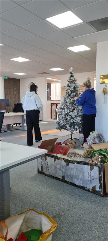 dbscheck's tweet image. When the graphic designer tries to convince the team she's busy with "work" and you look up to see her putting the Christmas tree up 🙄

(We love it really)

Do you have trees up in your office, or is it still too early?