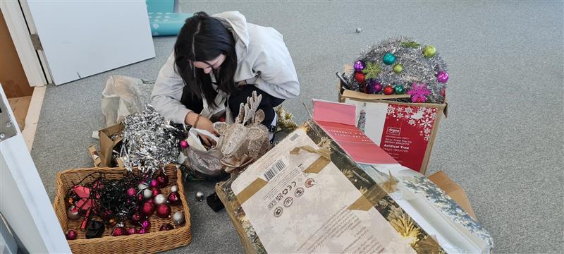 dbscheck's tweet image. When the graphic designer tries to convince the team she's busy with "work" and you look up to see her putting the Christmas tree up 🙄

(We love it really)

Do you have trees up in your office, or is it still too early?