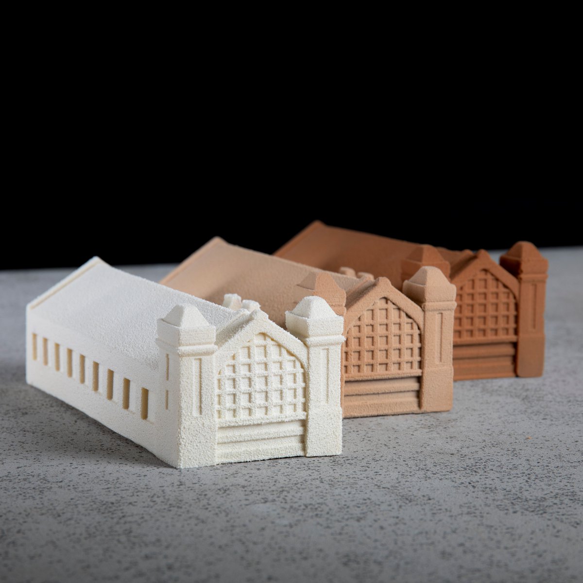 Et si pour vos fêtes de fin d'année🎄, vous dégustiez la Gare Maritime Transatlantique ? Le réputé et passionné chef pâtissier Jean-François Foucher, installé à #Cherbourg a créé 3 bûches en hommage à notre dame art déco. 👏patisserie-foucher.com