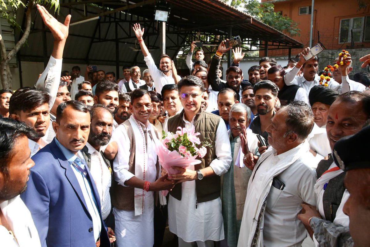 SachinPilot's tweet photo. दौसा विधानसभा के नवनिर्वाचित विधायक @BairwaDc जी  ने अपने परिजनों एवं क्षेत्रवासियों के साथ आज घर पर मुलाकात की।

क्षेत्र की जनता ने अपना अमूल्य आशीर्वाद डी.सी. बैरवा जी को दिया है। मुझे विश्वास है कि आप जनता की उम्मीदों पर खरा उतरेंगे एवं कांग्रेस की विचारधारा को सर्वोपरि मानकर सदैव जनसेवा और क्षेत्र के विकास के लिए समर्पित रहते हुए कार्य करेंगे।