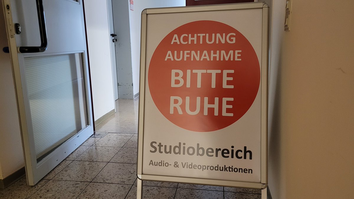 Aktuell läuft wieder eine #Aufzeichnung in unserem Selbstaufzeichnungs-Studio. Was das ist? Hier gibt es Infos: uni-giessen.de/de/fbz/svc/hrz… #hrz #videoproduktion #jlugiessen #hrz #medien #elearning