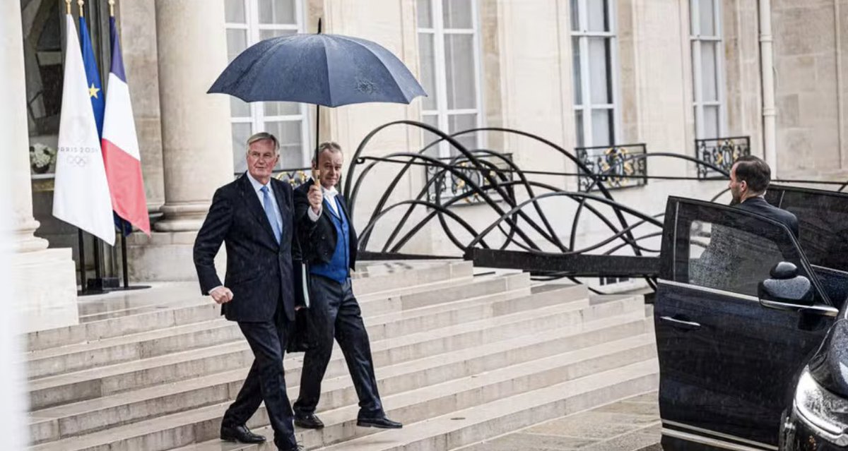 LaColitruche's tweet photo. Un gars pour tenir le parapluie, un autre pour ouvrir la portière et un autre pour conduire la bagnole.
Et ça explique au manant qui gagne moins par mois que ce qu'il claque en un jour comment se passer de l'essentiel pour que sa bande et lui puissent continuer à piller le pays. https://t.co/yP1FNEOBWN