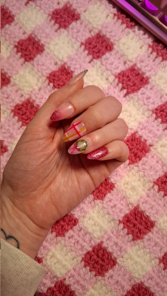 softrosebabe's tweet photo. Red wine nails will be missed but now it's Christmas nails time! 💕 https://t.co/7K6bwdEsUc