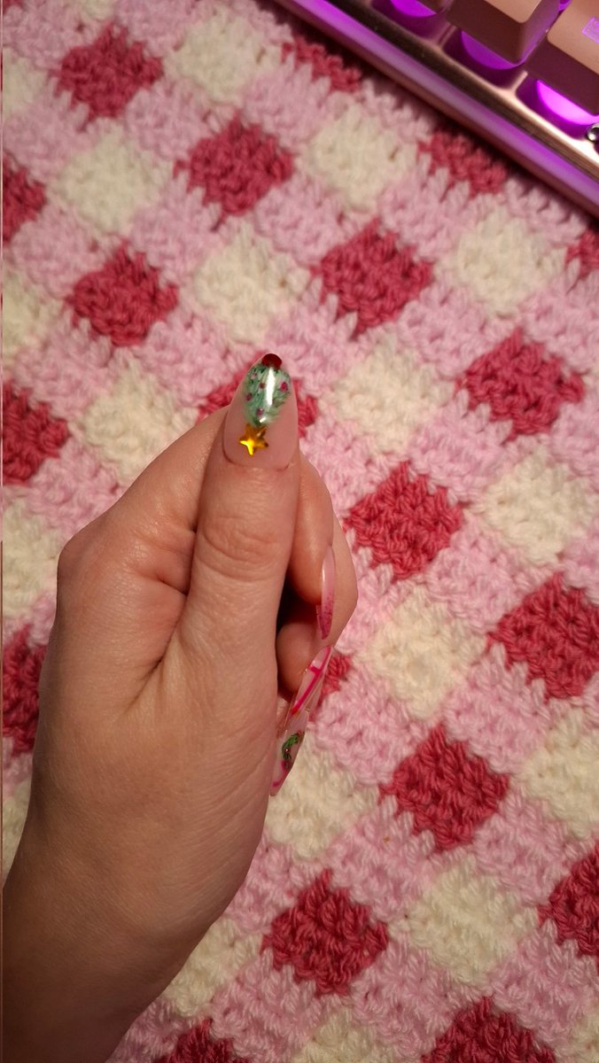 softrosebabe's tweet photo. Red wine nails will be missed but now it's Christmas nails time! 💕 https://t.co/7K6bwdEsUc