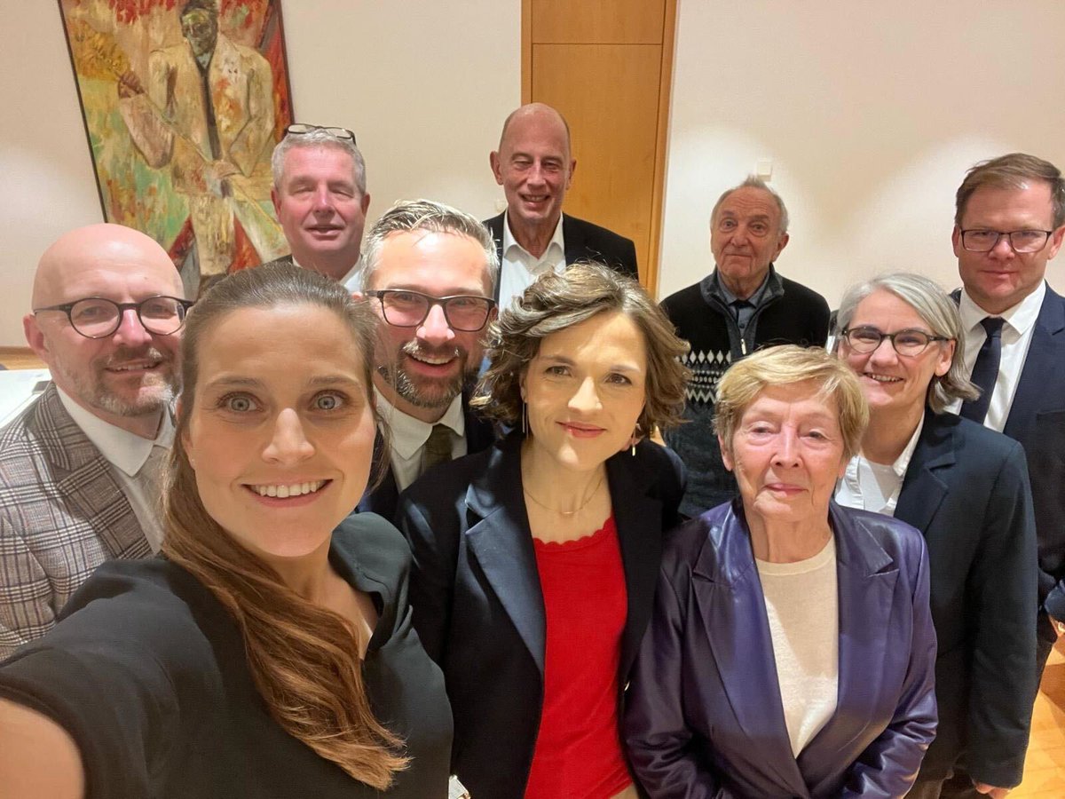 Elisabeth Kaiser cu@👇elisabethkaiser.bsky.social (@kaiser_spd) on Twitter photo Lieben Dank <a href="/WTiefensee/">Wolfgang Tiefensee</a> für die lange Zusammenarbeit im »Forum Ostdeutschland der Sozialdemokratie« und zur Wahl als neue Vorsitzende. Das Forum gibt‘s schon 28 Jahre, unterstützt die Ost-West-Verständigung und will die Potentiale des Ostens fördern & sichtbar machen. Auch 2025! Lieben Dank <a href="/WTiefensee/">Wolfgang Tiefensee</a> für die lange Zusammenarbeit im »Forum Ostdeutschland der Sozialdemokratie« und zur Wahl als neue Vorsitzende. Das Forum gibt‘s schon 28 Jahre, unterstützt die Ost-West-Verständigung und will die Potentiale des Ostens fördern & sichtbar machen. Auch 2025!