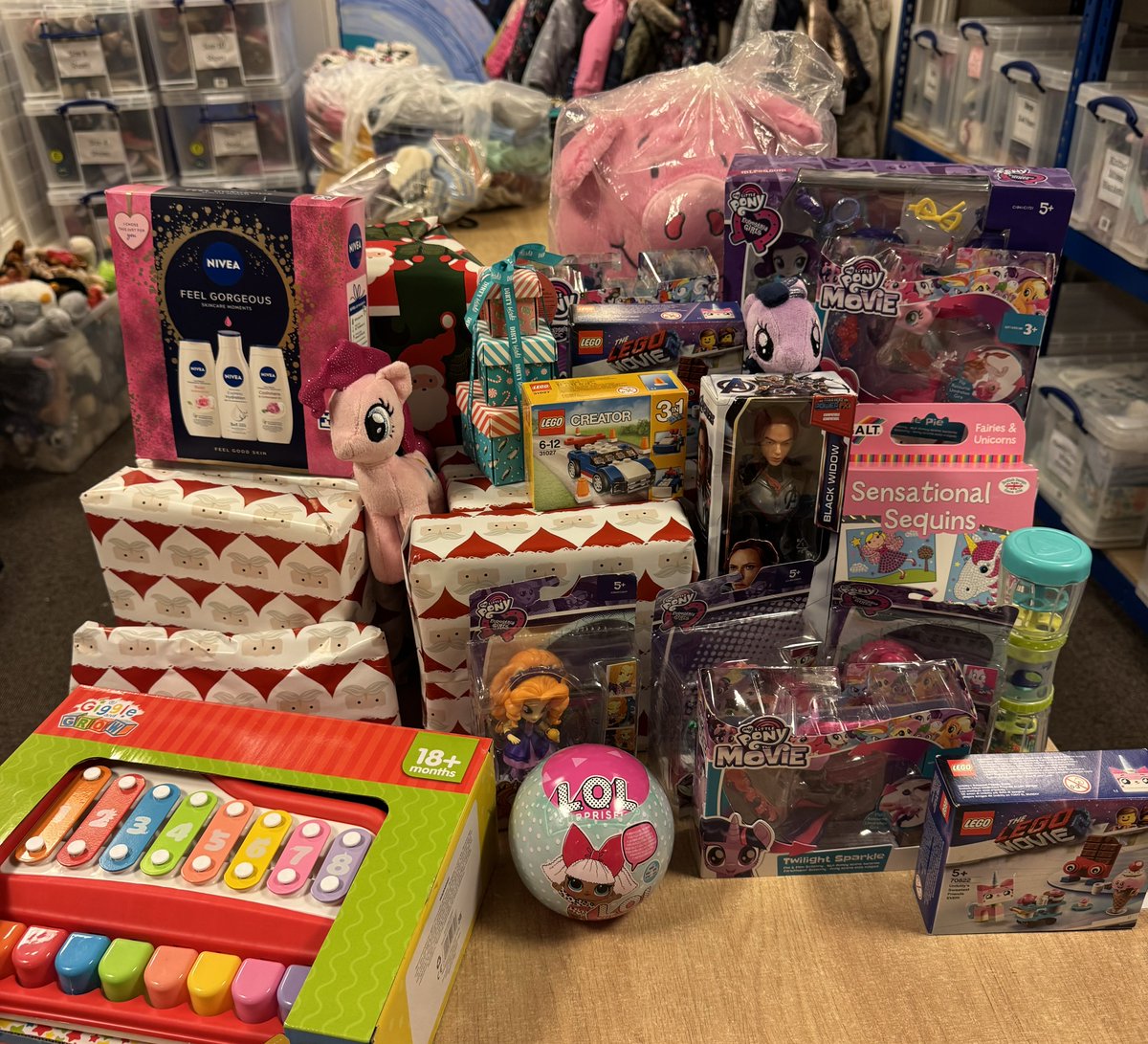 THE STAR IS ON THE TREE! 
We've hit 500 Christmas presents. Thanks to all who have given, especially Waitrose Sheffield staff &amp; Medical HR Team. 
If you still have presents to drop off, bring them over - the more we have the more we can give  #christmas  #supportinglocalcharities