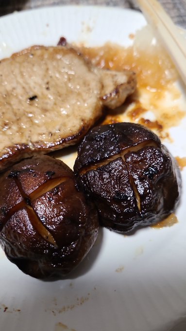 この脂をたっぷり吸った椎茸がトロ美味だぜ 