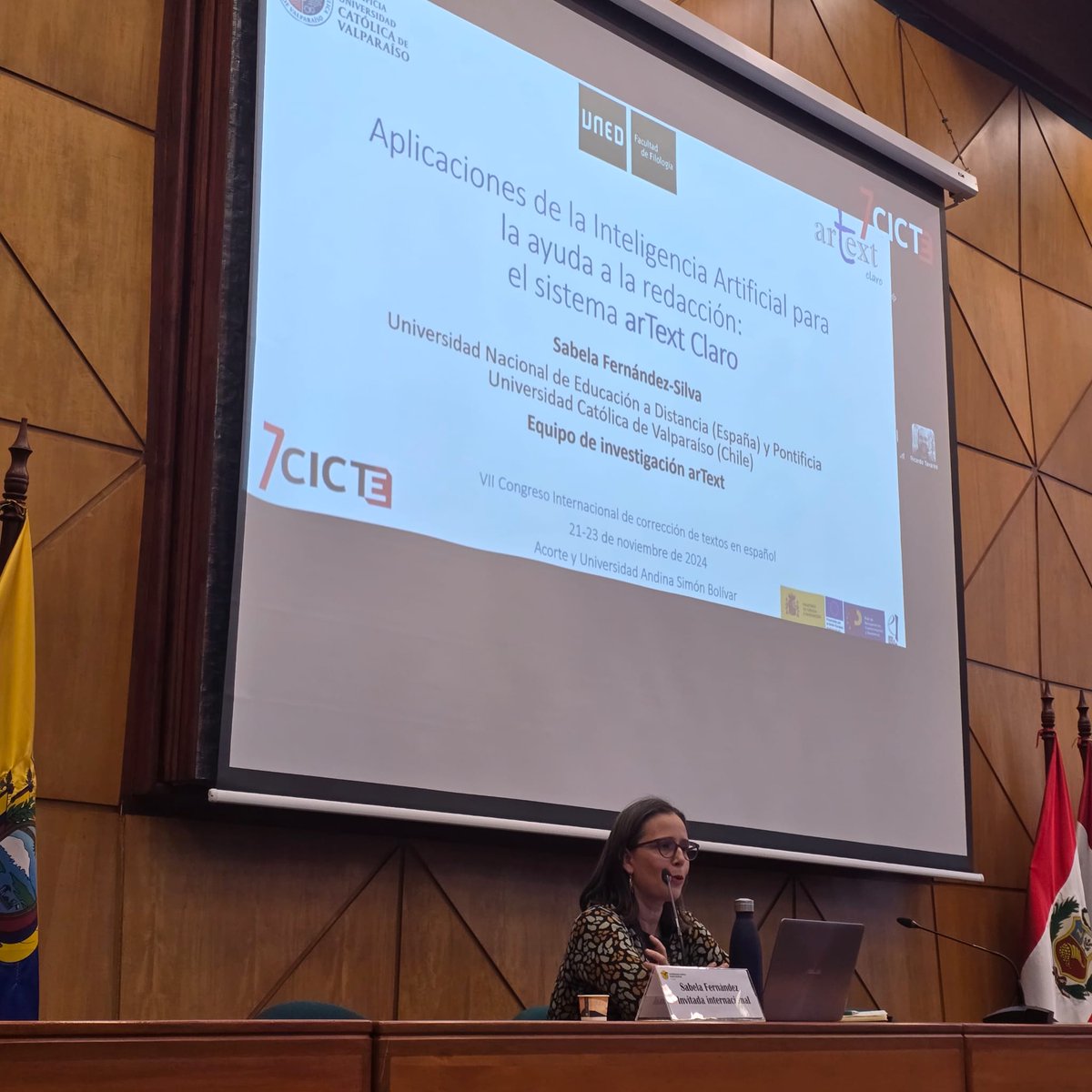sistema_arText's tweet photo. ¡El #equipoarText traspasa fronteras!✈️

🗣️@acorte_ec invitó a @SFernandezSilva (@pucv_cl, @UNED) a participar en el Congreso Int. de Corrección de Textos en Español #7CICTE, en la @u_andina (Quito, Ecuador). ¡Un lujo!😍

Habló sobre #IA y #LenguajeClaro, y presentó #arTextclaro. https://t.co/CbHYy7BXQE