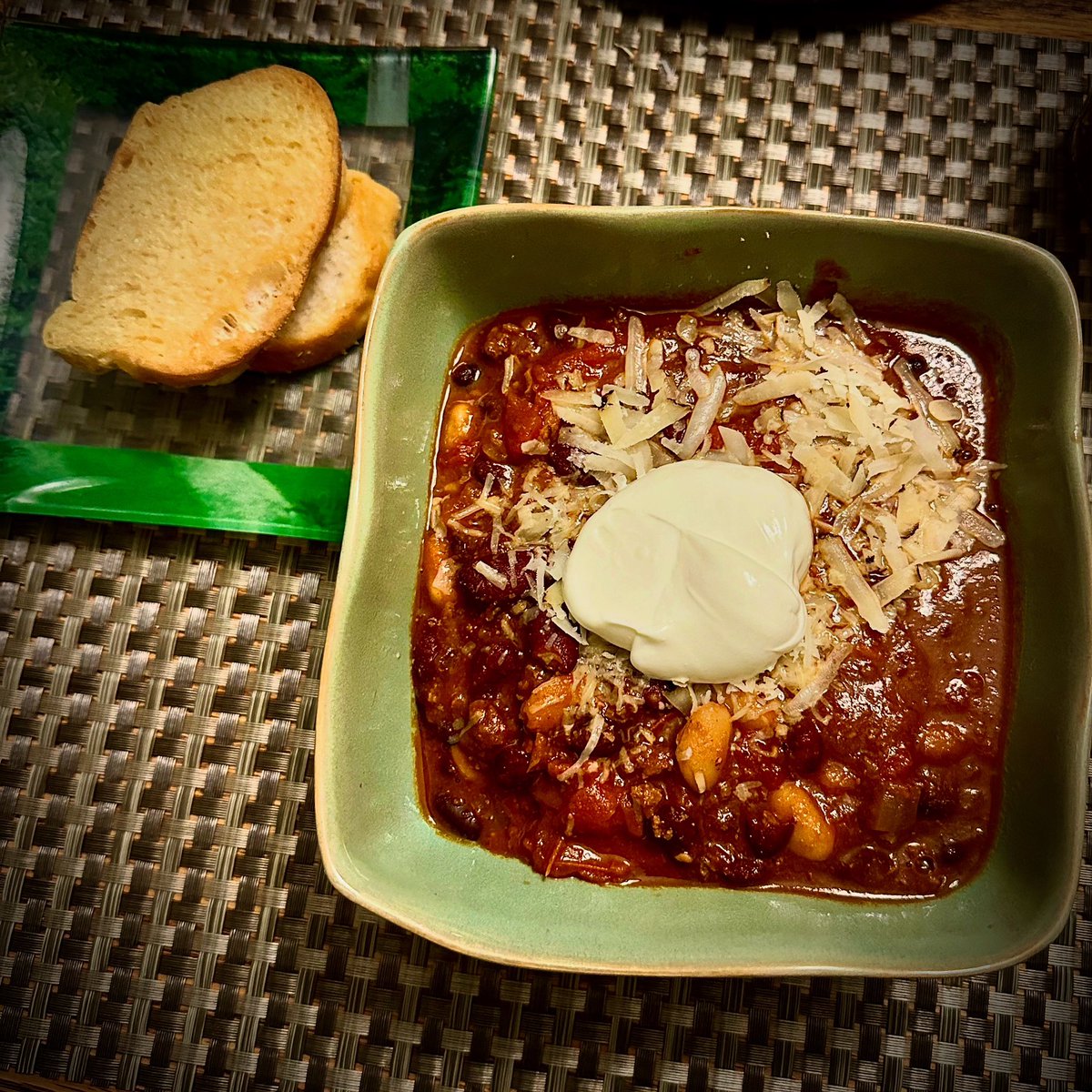 JeanPaulKrause's tweet photo. Sunday night meals are always an elegant simplicity. This week, it was organic #chili with ingredients almost exclusively from #TraderJoes! The great thing, itโs Mondayโs supper too! Add in garlic toast from @lindasbakeryws for a perfect meal(s). #ElegantSimplicity https://t.co/1kpre1ScVH