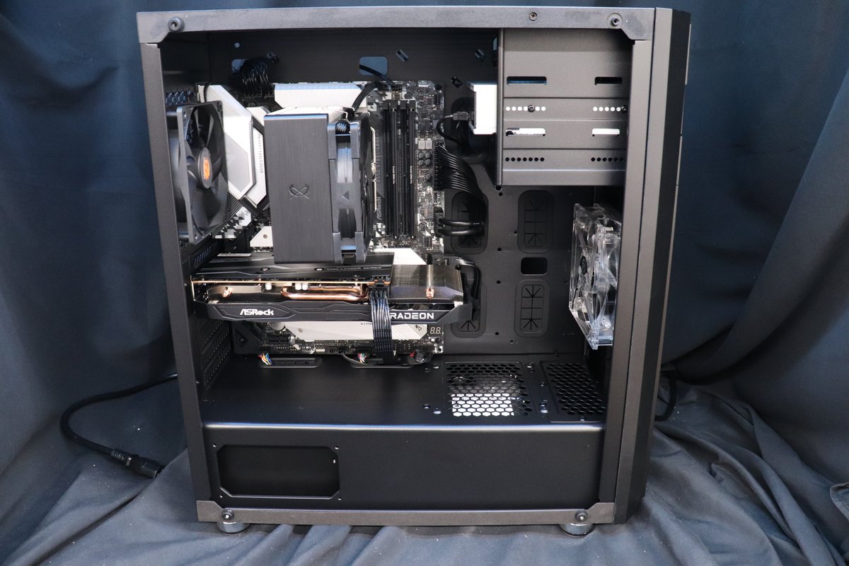 dospara_nanba's tweet image. 【自作組立代行紹介】🎉

＃Thermaltake VERSA H26を使用した組立代行をご依頼いただきました！

#ドスパラなんば店 はパーツ知識豊富なスタッフが多数おりますので、「何も知らないけどお願いしたい！」
そんな方でもご来店お待ちしております❗️

＃自作組立代行 #なんば