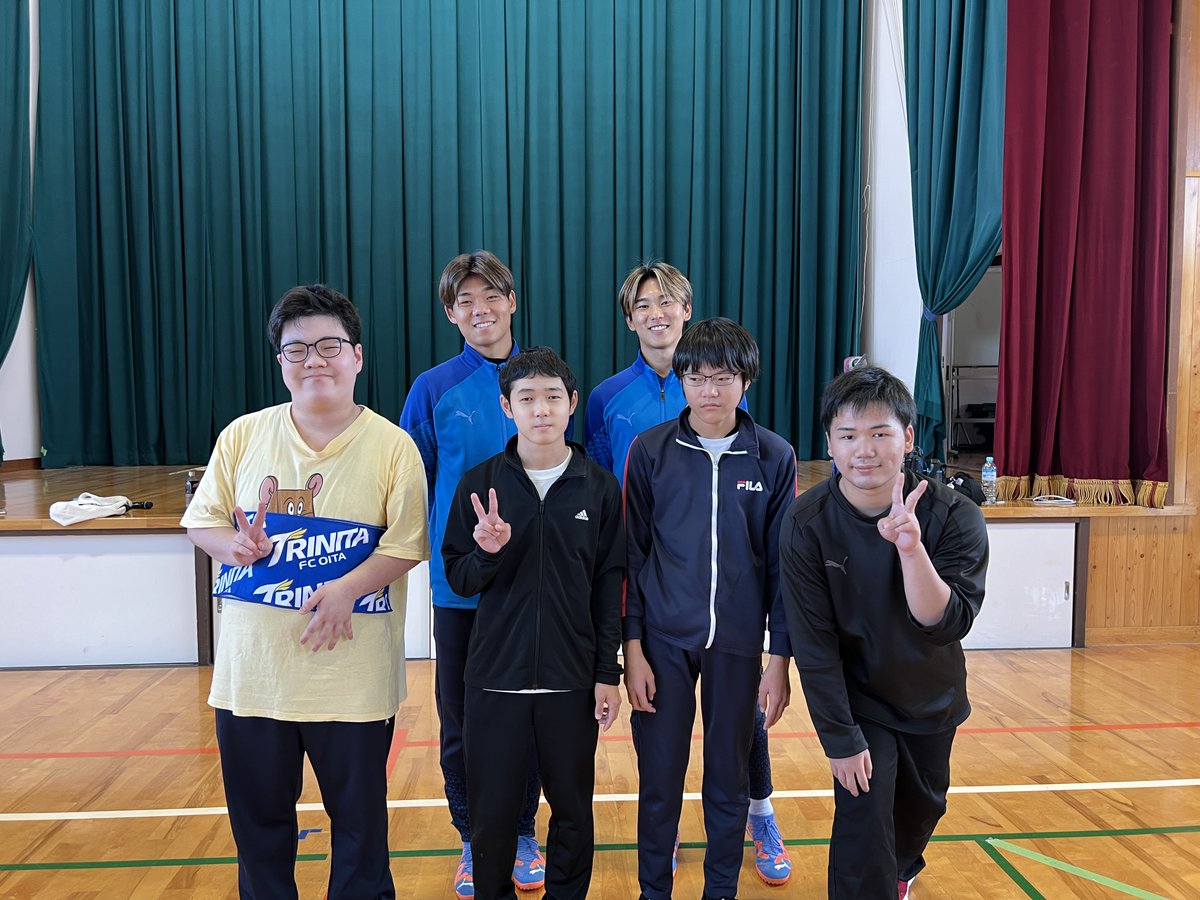 TRINITAofficial's tweet photo. 🔵🟡ホームタウン活動🐢🤝

／
大分県立別府支援学校の皆さん！
ありがとうございました👏
＼

本日 ＃大分県立別府支援学校 にて、＃キムヒョンウ 選手 #小酒井新大 選手・大分トリニータサッカースクール コーチがサッカー教室を行いました！⚽️

小学部・中学部の皆さんと元気いっぱい身体を動かし、試合の後は汗を拭う方も！😳🔥サッカー教室後の交流では、皆さんから「頑張ってね」とたくさんのエールをいただきました💪✨あっという間に時間が過ぎ、笑顔が溢れる特別な時間となりました！😊💐

別府支援学校の皆さん、ありがとうございました！
またお会いしましょう！🐢🌈

＃大分トリニータ #trinita #三位一体