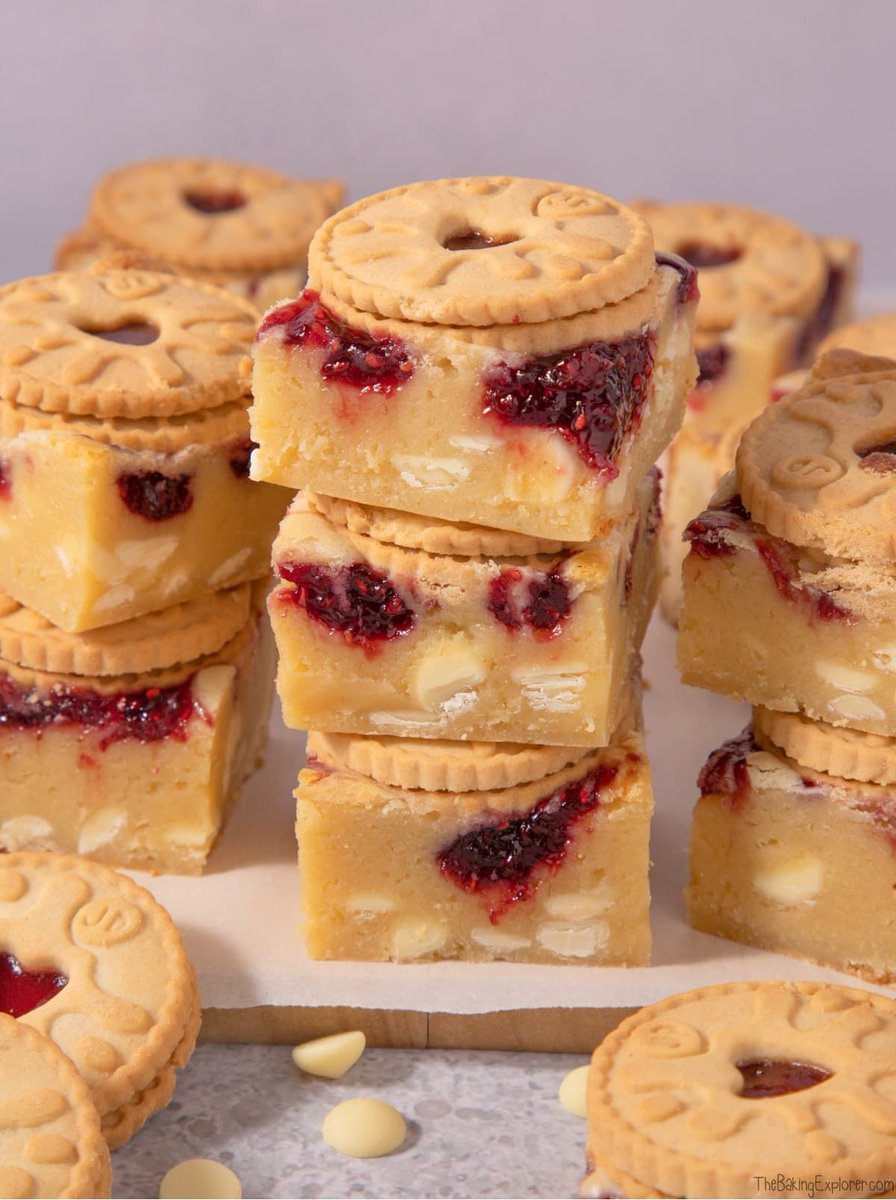 These Jammie Dodger Blondies are sweet gooey heaven with lots of jammie goodness! I absolutely adore these little squares of white chocolate fudgeyness and the added jam and biscuit makes them extra yum. Get the recipe on buff.ly/3pksav4