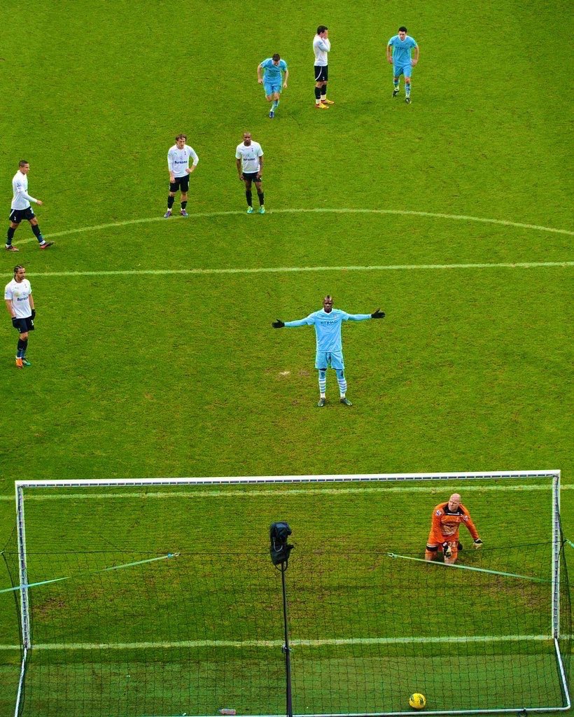 Football Pictures That Go Hard tweet media