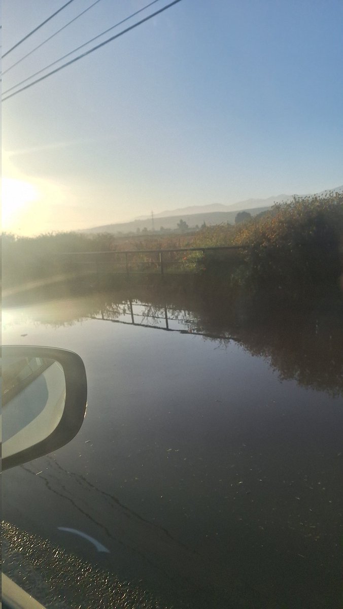 ana_abbott94's tweet photo. Se rompió una matriz en rector jorge miranda con avenida islon , esta inundado @aguasdelvalle las compañías la serena https://t.co/EIZclqBTJK