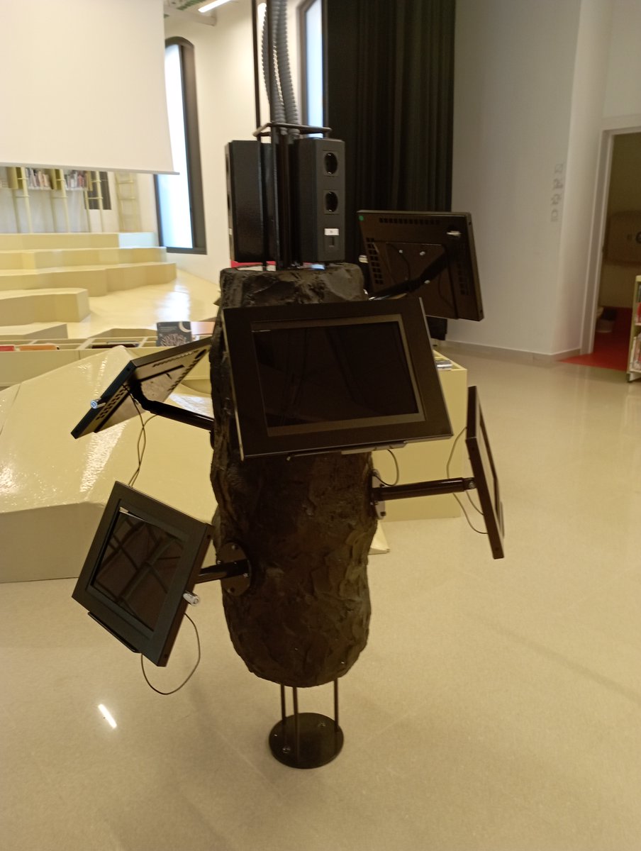 MCarlosCamacho's tweet photo. De debò esteu fent aquestes jornades, quan vosaltres mateixos en la reforma d'una sala infantil el primer que vau fer és plantar aquests arbres tecnològics amb tablets? No sembla una mica antagònic?. @BibliotequesBCN @defensembiblios @BibPrecarias https://t.co/IhRgZGTU8q