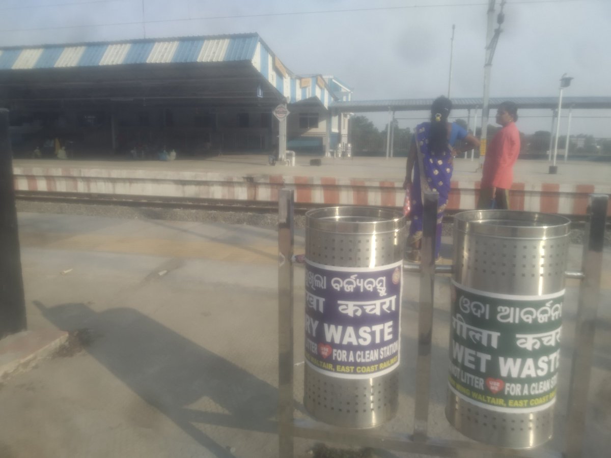 Rajesh26479788's tweet photo. #IndianRailways #Telugu
Telugu language has worldwide Recognition. Telugu Goes Global
But Avoided in its own State
Indian railways avoiding Telugu in the state where Telugu is Primary language (AP) 
📍 Parvatipuram (PVP) Railway station, Waltair Division (ECoR) 
#Parvathipuram https://t.co/F79ML8gBeL