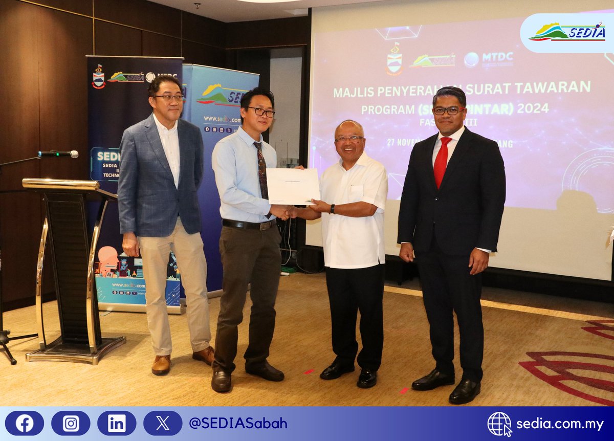 SEDIASABAH's tweet photo. SEDIA telah mengadakan majlis penyerahan surat tawaran pagi ini, turut mengesahkan sepuluh calon yang berjaya meneruskan ke fasa kedua dan ketiga untuk SEDIA: 𝘗𝘳𝘰𝘨𝘳𝘢𝘮𝘮𝘦 𝘧𝘰𝘳 𝘐𝘯𝘯𝘰𝘷𝘢𝘵𝘪𝘰𝘯 𝘢𝘯𝘥 𝘛𝘦𝘤𝘩𝘯𝘰𝘭𝘰𝘨𝘺 𝘈𝘤𝘤𝘦𝘭𝘦𝘳𝘢𝘵𝘰𝘳(SEDIA-PINTAR).
(1/3) https://t.co/FhhHUyDkMj