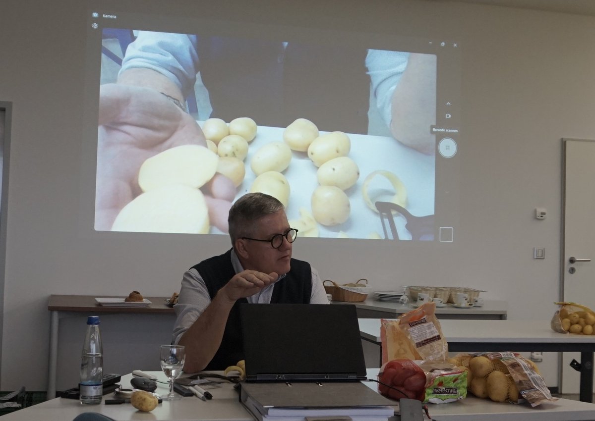 Erfolgreicher Austausch
Im Nov. 2024 lud der <a href="/DKHV_org/">DKHV-proKartoffel</a> zusammen mit #Wild QS-Spezialisten aus den #Kaufland-Logistikzentren zu einer praxisnahen Schulung ein.
Ziel: Die Qualitätsbewertung von #Kartoffeln am Wareneingang verbessern &amp; den Austausch stärken
🔗dkhv.org/data/Presse/20…