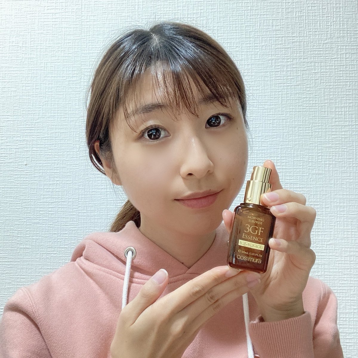 _mn327's tweet photo. 美へ導く一滴おすすめの美容液🤍
cosmura（コスムラ） 3GFエッセンス✨
レチノール、ビタミンCと併用可能👍⭕️
とろみのあるテクスチャーで肌馴染みも良い感じ☺️🎶

@cosmura_cosme 
#PR #コスムラ #3GF #メガ割おすすめ #cosmura #韓国美容液 #スキンケア #おすすめコスメ https://t.co/9ffhvi0Tol