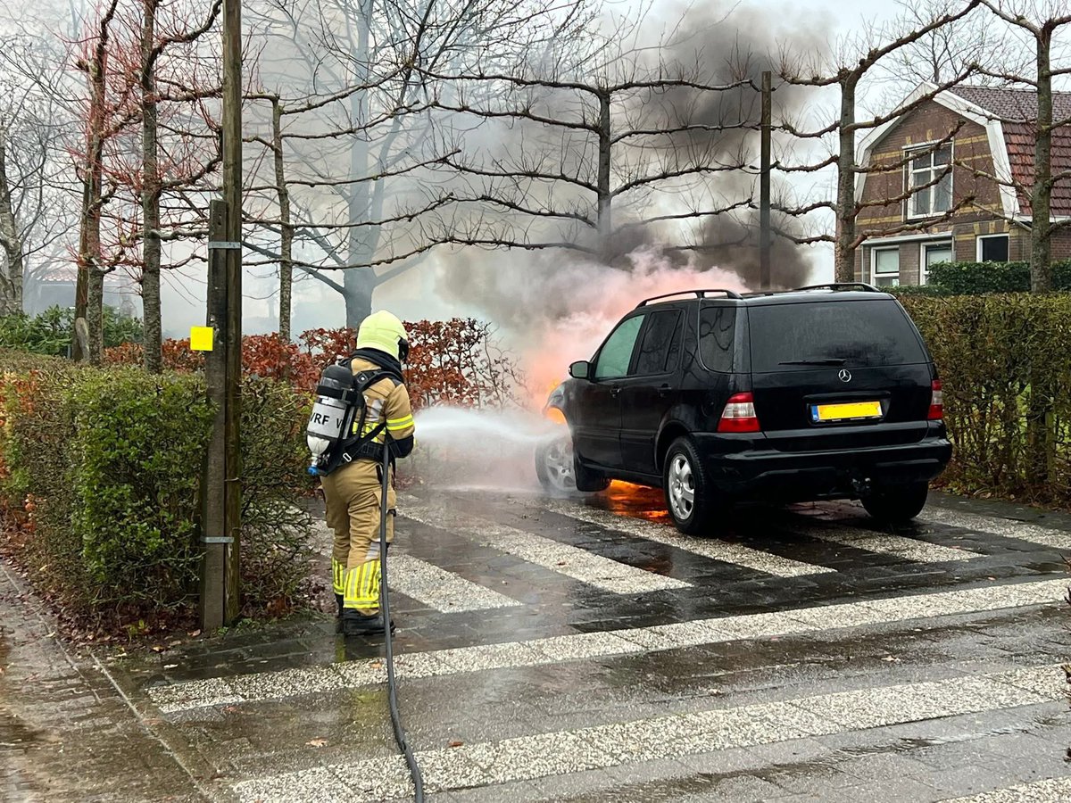 Autobrand aan de Jachtlustweg in Wijckel