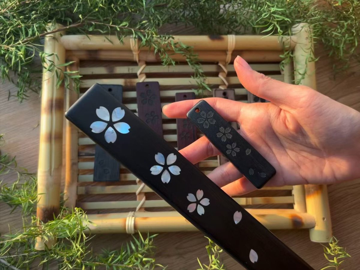 予痕·Mini戒尺手作工作坊🍁
✨8cm超迷你戒尺/拍子❗❗❗
阔超豆木，缅甸花梨木，缎光紫檀木，印尼金星紫檀，非洲红花梨，巴拉圭绿檀，非洲檀香木……
多种木料，天然木质香气🌲
天然独特纹理和色泽🌟
可以做成小挂件/小项链随身盘玩~😃

深圳成人展，每天都有好玩的活动哦～💖