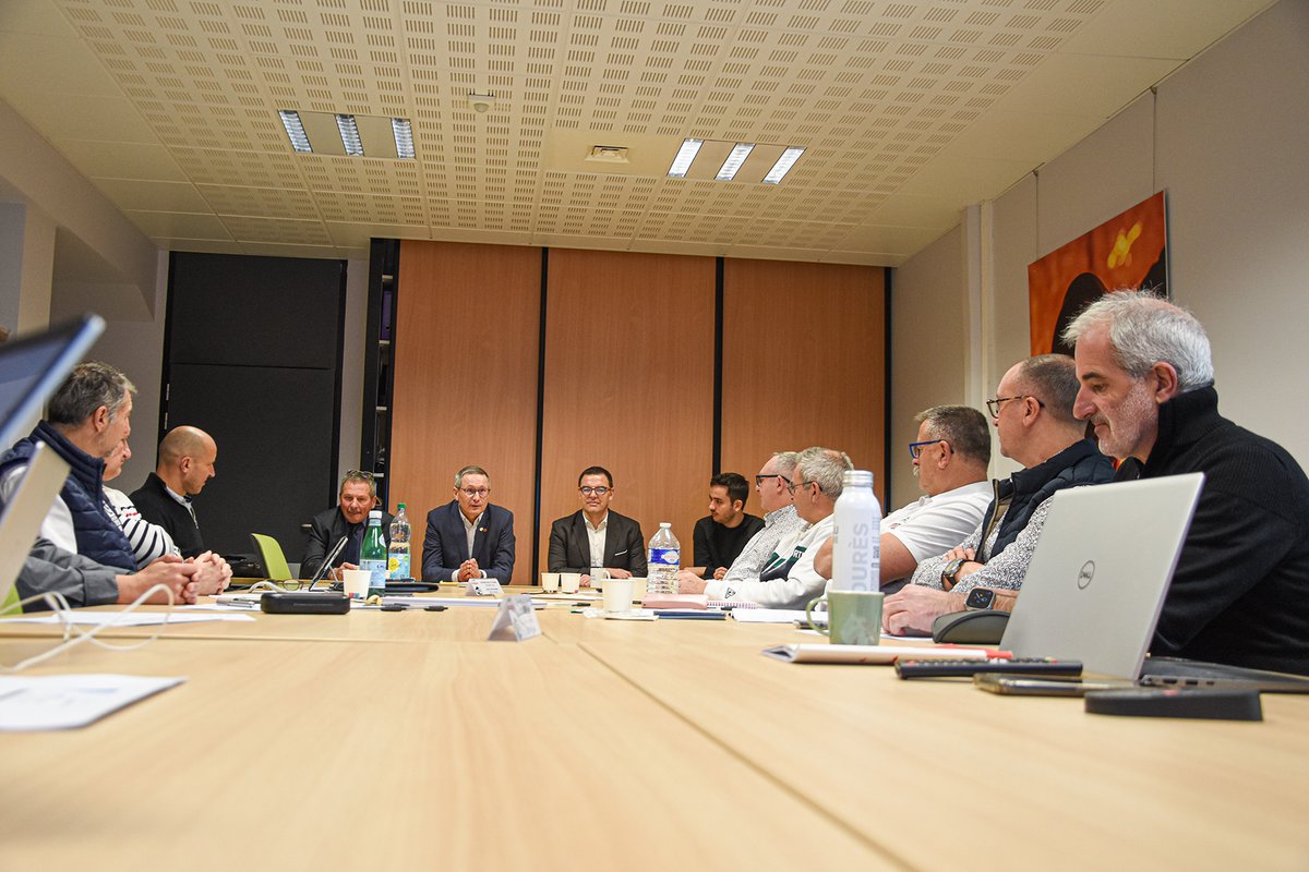 Jean-Paul Bosland (@boslandjp) on Twitter photo La Maison des <a href="/PompiersFR/">Pompiers de France</a> accueille les présidents des unions départementales régulièrement pour leur partager les avancées politiques. Avec le comité exécutif de la #Fédération nationale des sapeurs-#pompiers de France, je renforce leur positionnement en territoire et leur La Maison des <a href="/PompiersFR/">Pompiers de France</a> accueille les présidents des unions départementales régulièrement pour leur partager les avancées politiques. Avec le comité exécutif de la #Fédération nationale des sapeurs-#pompiers de France, je renforce leur positionnement en territoire et leur