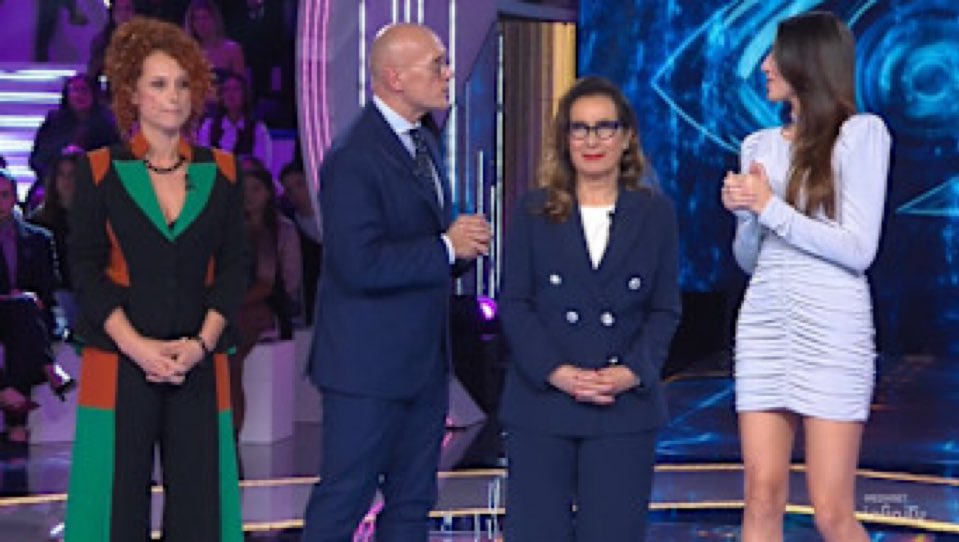 Sincero:

Mi dispiace solo per Beatrice Luzzi. Ottima opinionista, una delle migliori e delle più obiettive e ponderate che i reality italiani abbiano mai avuto.

Vi dirò di più, le starebbe bene anche la conduzione!

Per il resto… il #grandefratello merita il declino in corso!