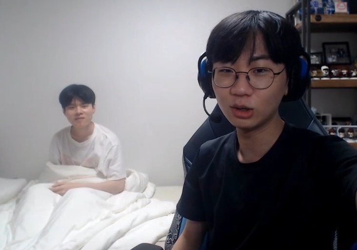 너무 어둡게 나온다고 조명도 좀 설치하고 방음부스도 설치하고 쭝얼쭝얼 거리니까 김혁규 뒤에서 저렇게 후레시 들고있음ㅋㅋㅋㅋㅋㅋㅋ 
폰 받아서 직접 들어보더니 쫌 마음에 들어하신 도란님