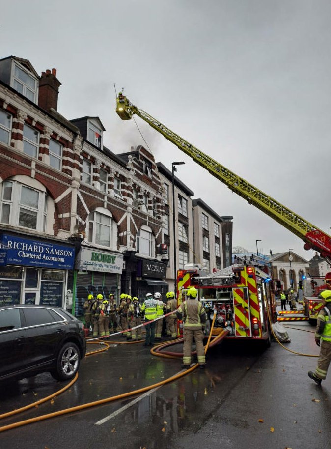 Six fire engines and around 40 firefighters tackled a fire at a range of shops and dwellings on Coldharbour Lane in #Peckham. 

Part of a flat was alight. 

Roads will remain closed until this afternoon, so please avoid the area if you can. 

More info - london-fire.gov.uk/incidents/2024…