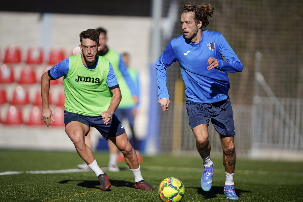 Molta intensitat a l'entrenament d'avui 👌🏻⚽️

#seremmés💙🖤